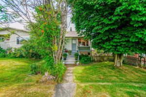 Way to House with parks on both sides